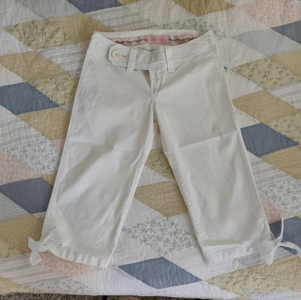 🌸 Plugg White Crop Capri Short Pants 0